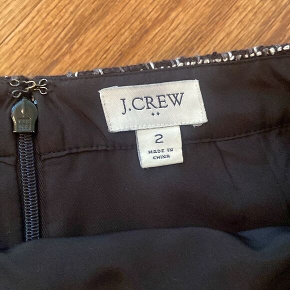J Crew size 2, black and white and gray skirt lined with a slit in the back - Picture 5 of 7